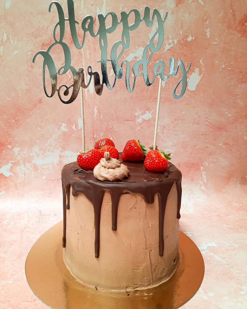 Verjaardagstaart met chocolade en aardbeien