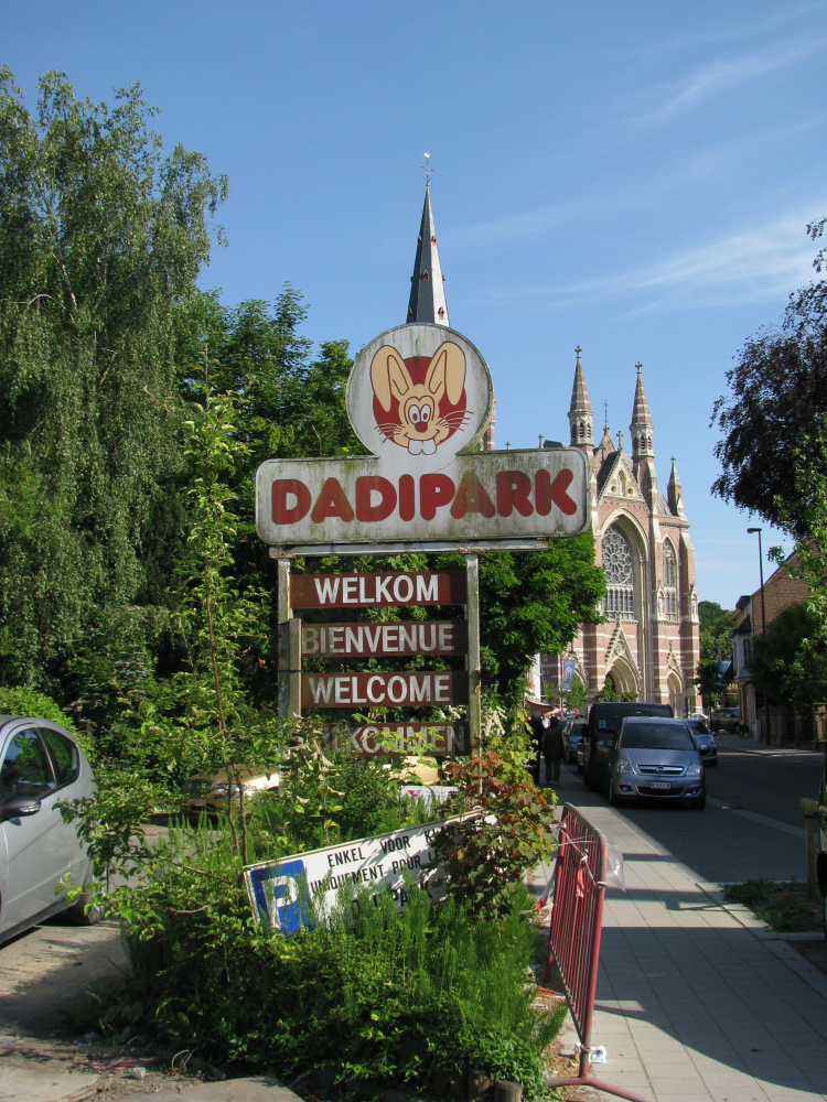 Verloederd ingangsbord Dadipark met basiliek op de achtergrond